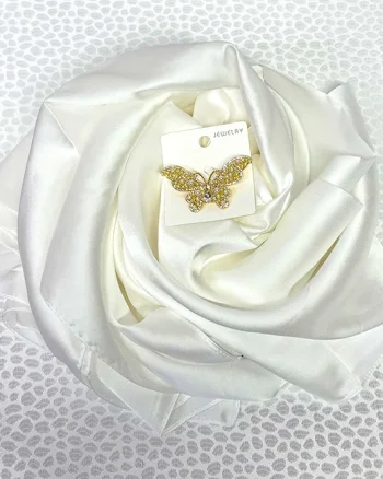 Pachet cadou Silk & Shine, cu esarfa din matase si brosa, in cutie cu fereastra, Alb