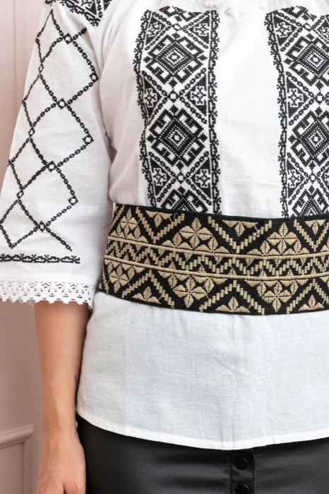 Brau traditional negru cu motiv geometric auriu Dorina