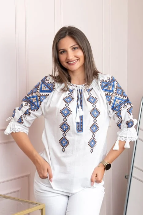 Bluza tip ie alba cu motiv geometric albastru Stefana