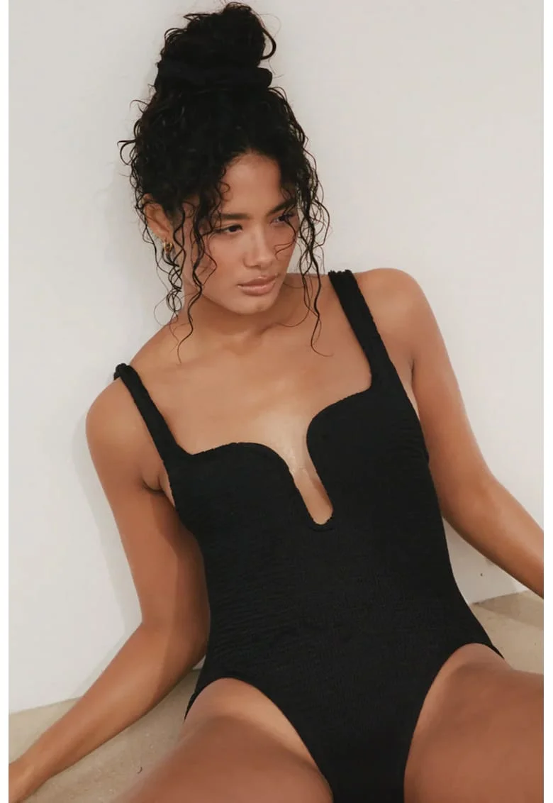 Costum de baie intreg cu decupaj pe spate Mika, Negru
