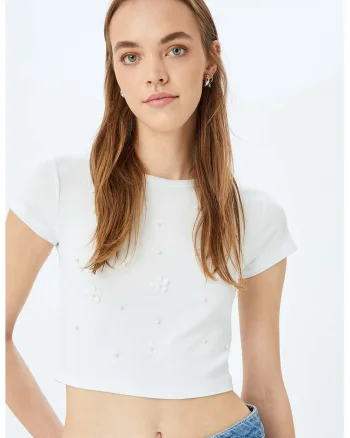 Tricou crop cu aplicatii cu model floral, Alb
