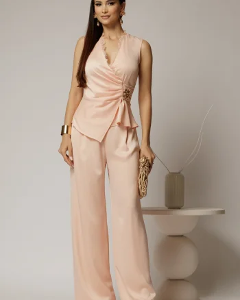Compleu dama roz din satin cu bluza cu dantela la decolteu si pantaloni
