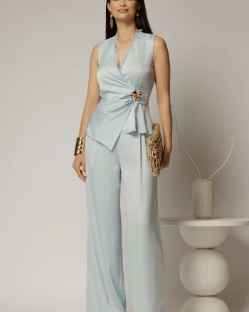 Compleu dama bleu din satin cu bluza cu dantela la decolteu si pantaloni