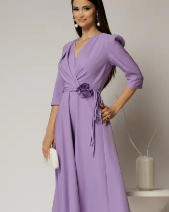 Rochie midi lila din stofa in clos cu floare in talie