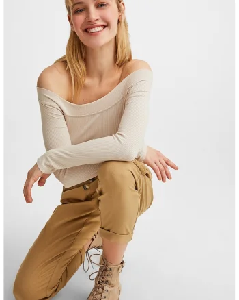 Bluza striata cu decolteu pe umeri, Bej deschis
