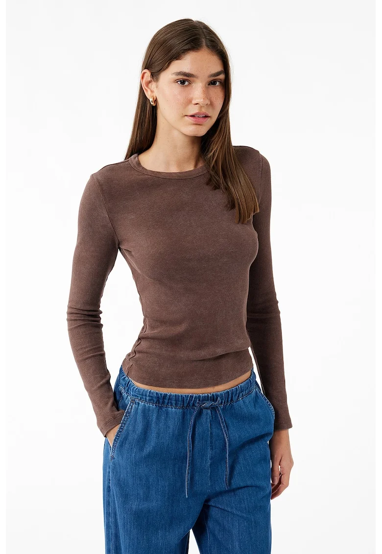 Bluza cambrata cu decolteu la baza gatului, Maro