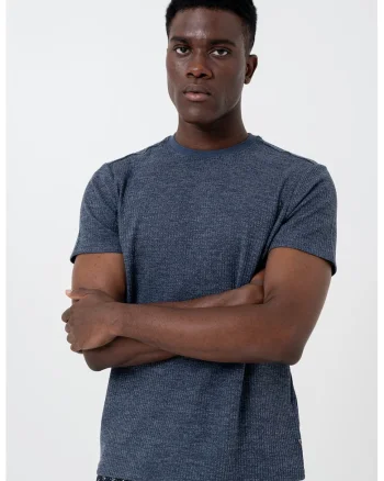 Tricou cu decolteu la baza gatului