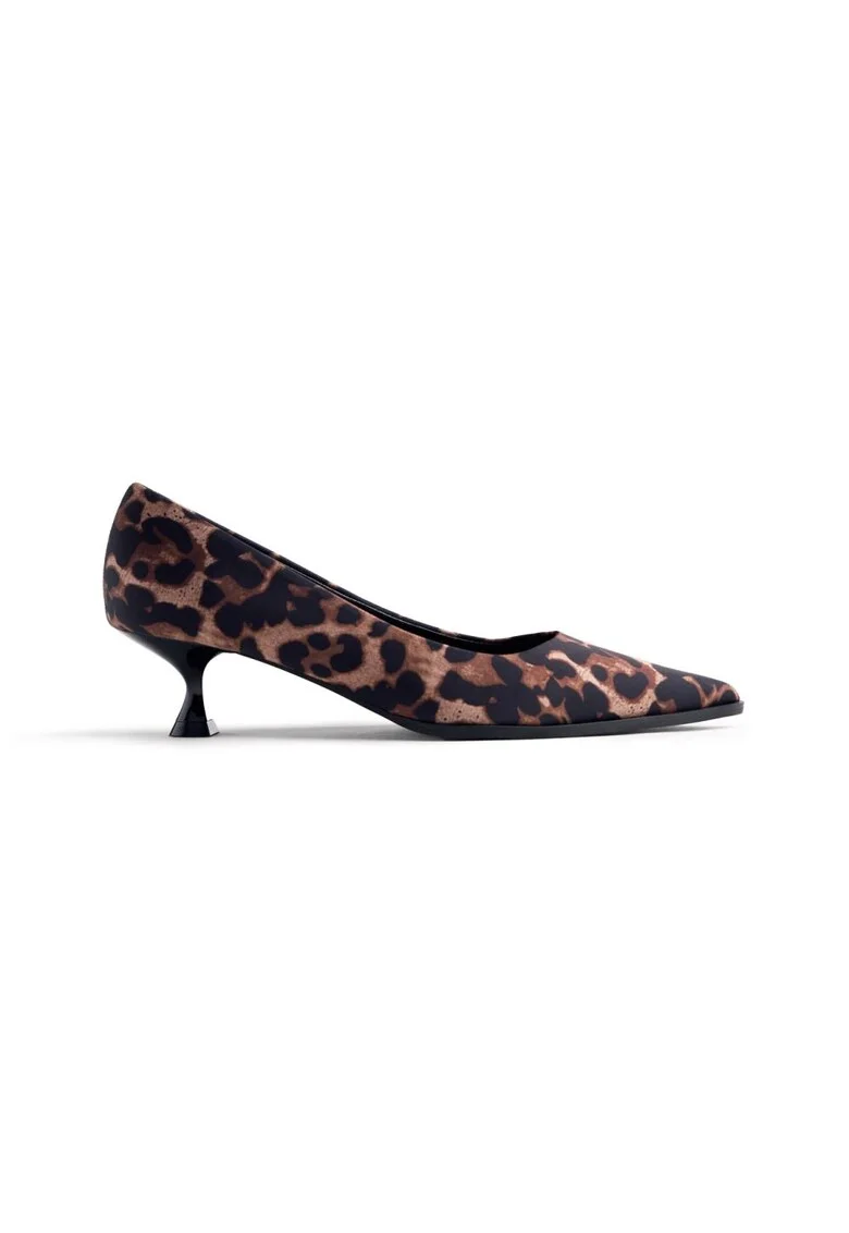 Pantofi cu varf ascutit si animal print, Maro