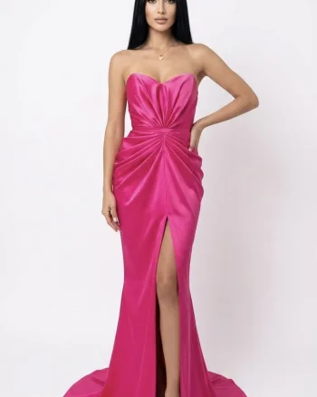 Rochie lungă fucsia cu falduri în lateral și șliț în partea din față