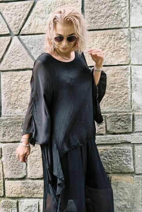 Bluza dama din matase si vascoza cu colturi fluide si maneci fluture, neagra