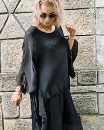 Bluza dama din matase si vascoza cu colturi fluide si maneci fluture, neagra