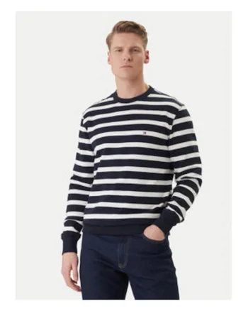 Bluza cu dungi si decolteu la baza gatului,