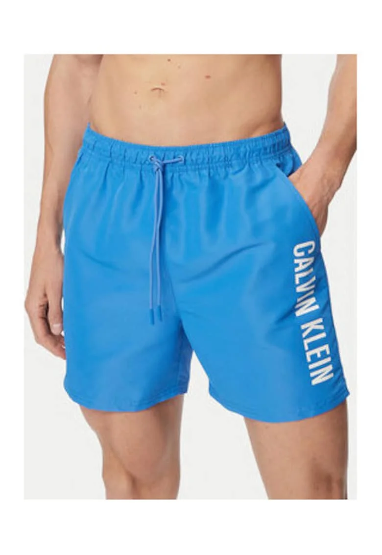 Pantaloni scurti de baie cu imprimeu text si snur in talie