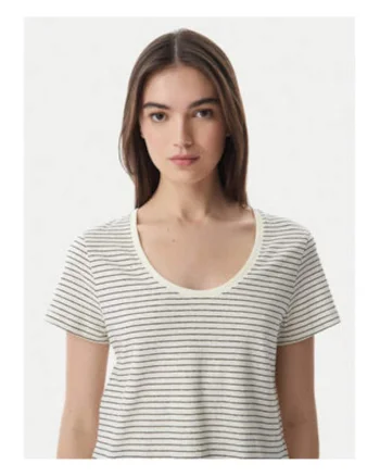 Tricou cu dungi si decoteu rotund