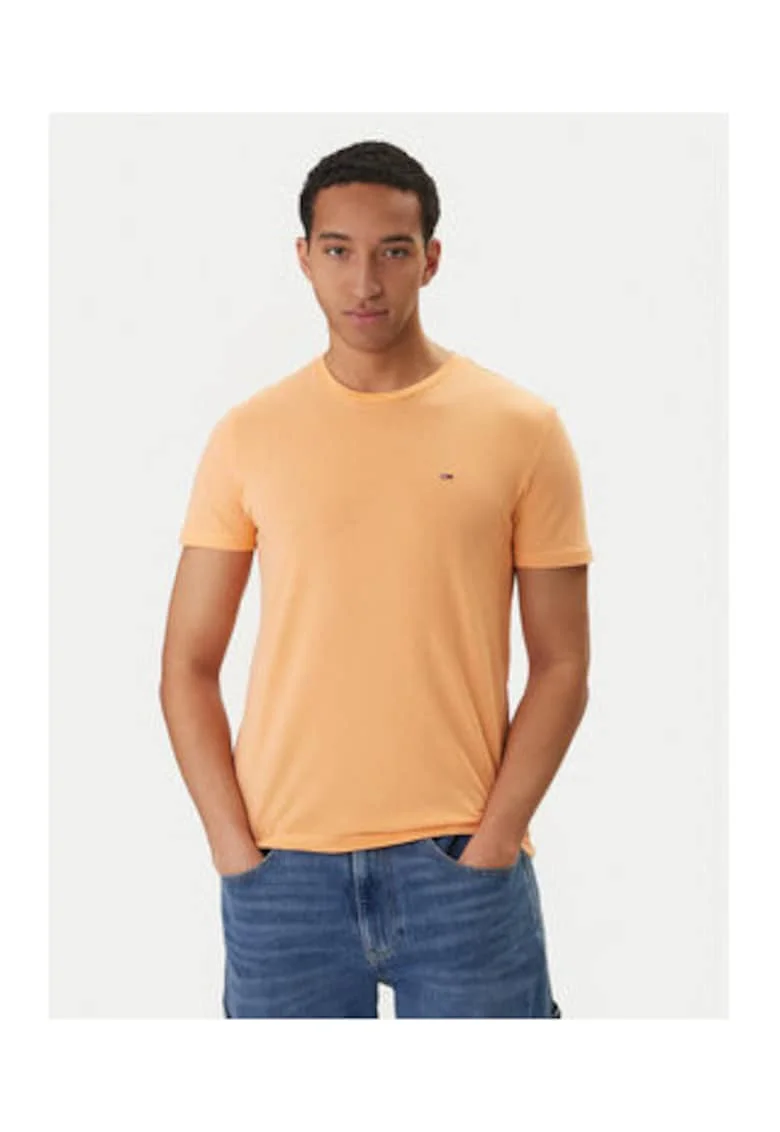 Tricou slim fit cu decolteu la baza gatului .