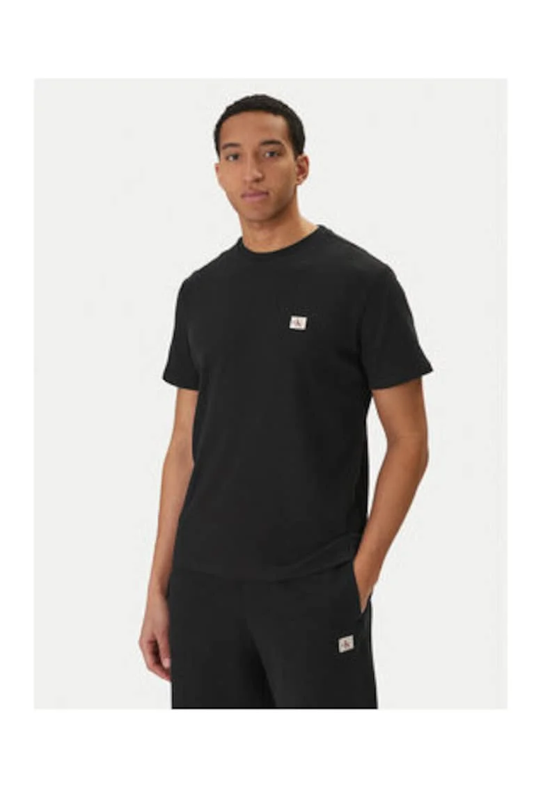 Tricou cu decolteu la baza gatului,