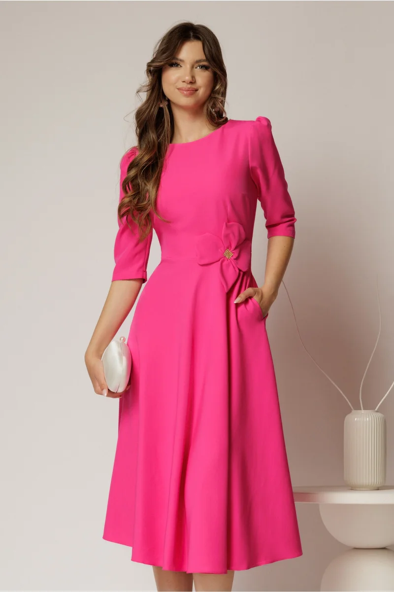 Rochie midi fucsia din stofa in clos cu floare in talie