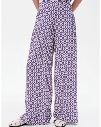 Pantaloni cu croiala ampla si model grafic