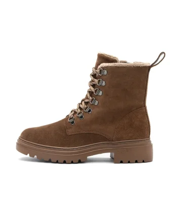 Ghete de piele, Maro