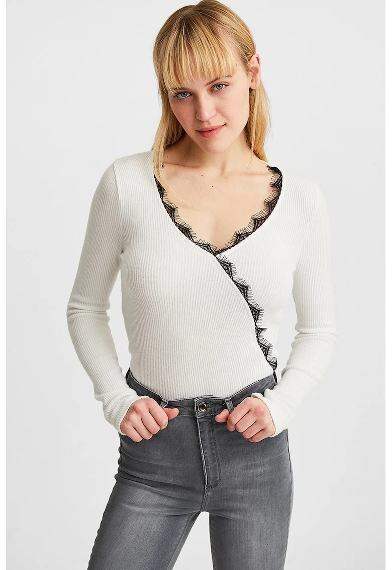 Bluza slim fit striata cu detalii de dantela, Alb