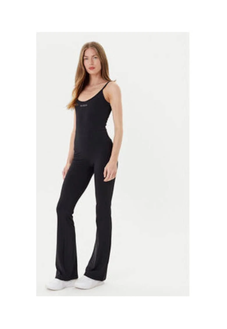 Salopeta lunga slim fit cu bretele inguste, decolteu rotund si logo metalic