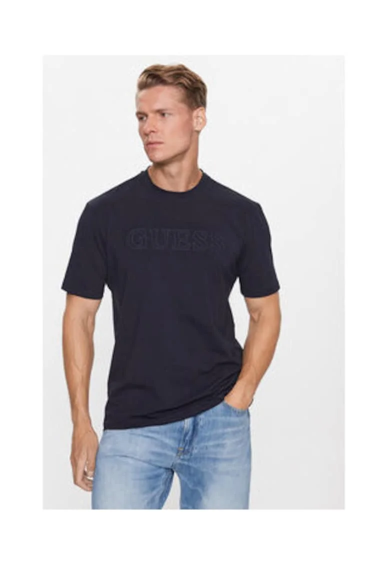 Tricou cu decolteu la baza gatului,
