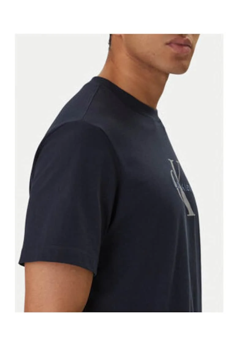 Tricou cu imprimeu logo pe piept, decolteu la baza gatului si model uni,