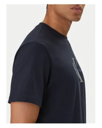 Tricou cu imprimeu logo pe piept, decolteu la baza gatului si model uni,