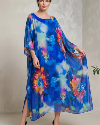 Rochie lunga din matase vaporoasa, croi lejer oversize tip kaftan, imprimeu artistic pe fond albastru electric
