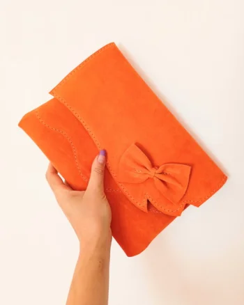 Plic portocaliu handmade  din piele naturala intoarsa  , cu fundita