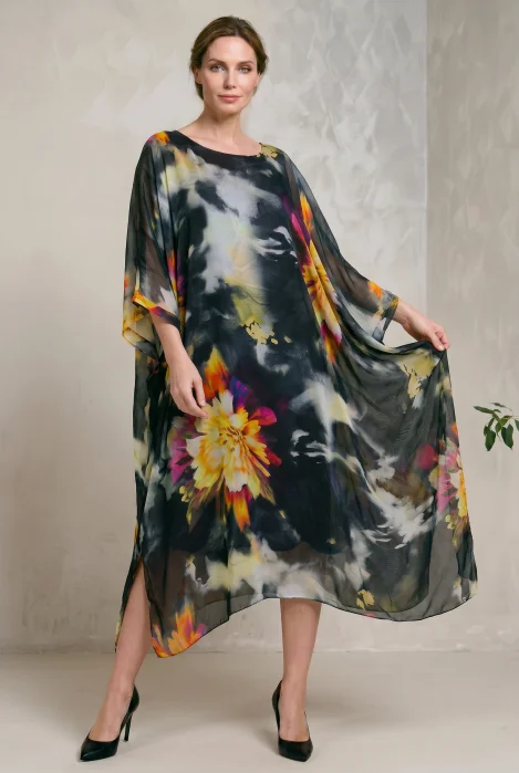 Rochie lunga din matase vaporoasa, croi lejer oversize tip kaftan, imprimeu artistic pe fond negru