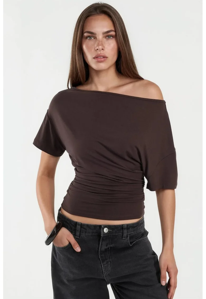 Tricou dama,  top tricotat scurt, guler asimetric, maro, viscoza