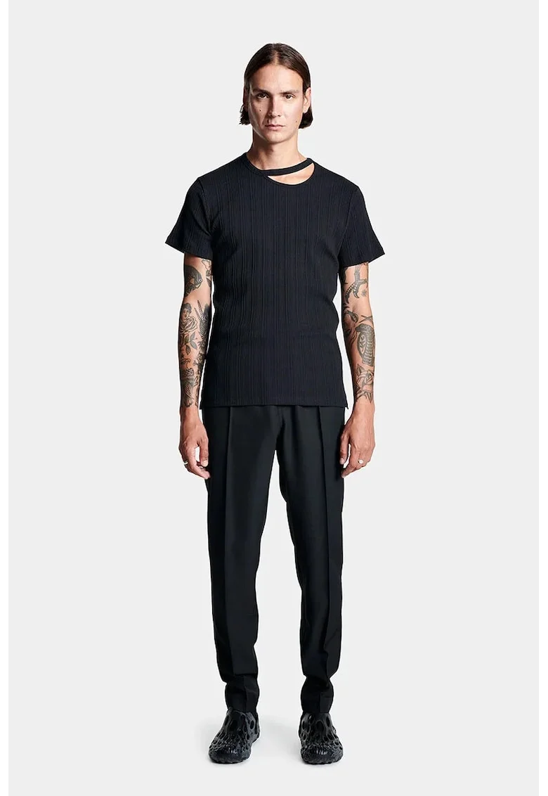 Tricou din jerseu alb cu decupaj la baza gâtului, Negru