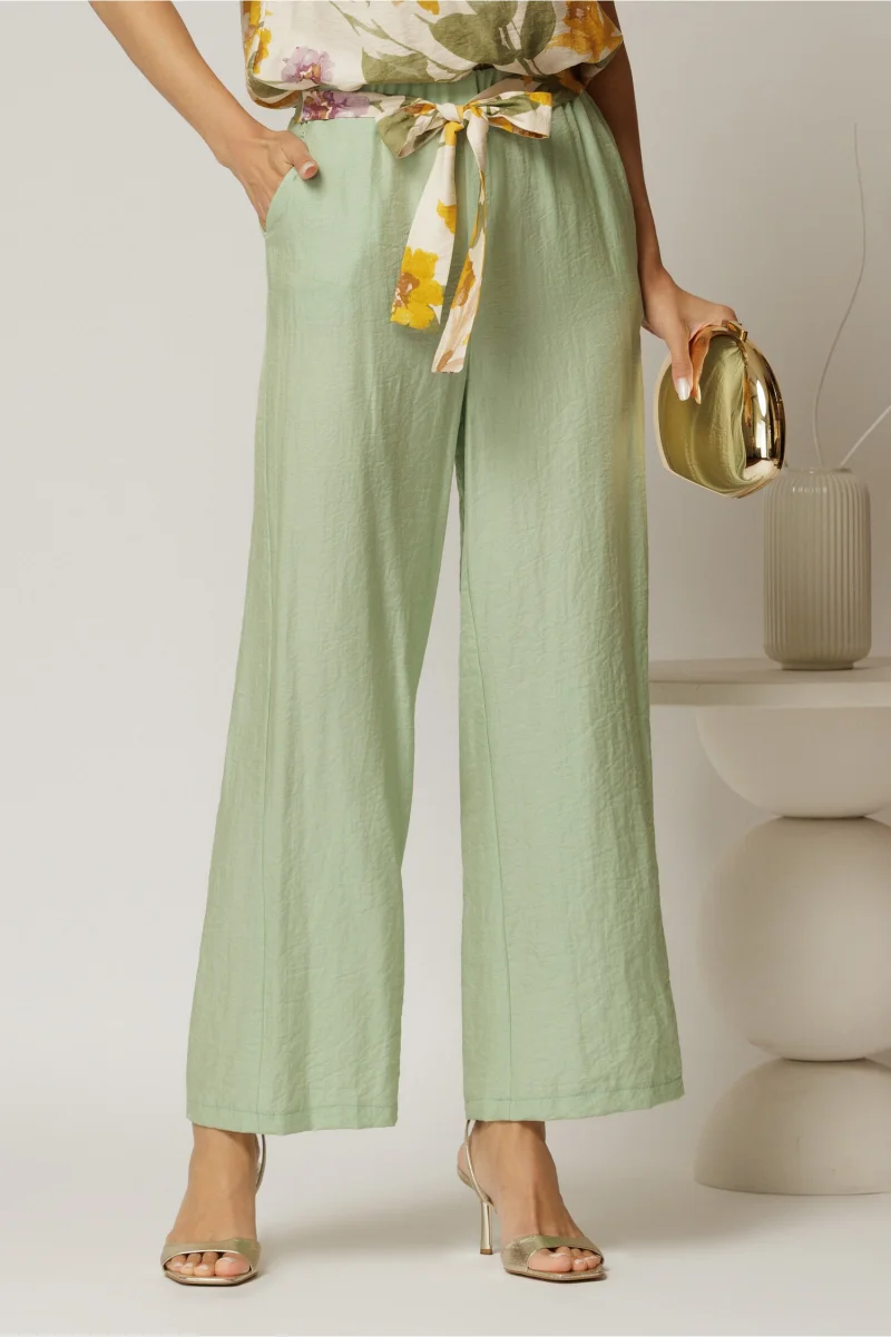 Pantaloni verde fistic din viscoza cu croi lejer si cordon cu print