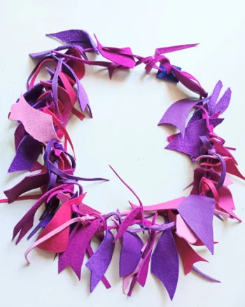 Colier handmade unicat din piele naturala,nuante fuchsia ,roz mov