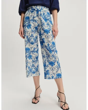 Pantaloni crop cu design floral, Alb fildes/Albastru