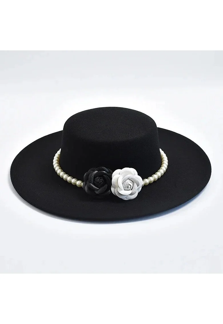 Palarie neagra, stil canotiera, handmade, cu bor lat, cu flori si perle, Deisy