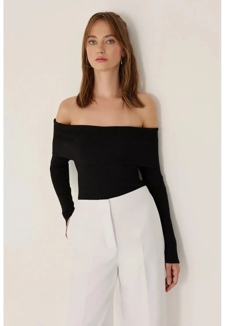 Top tricotat,  guler Madonna, umeri goi, negru, acril