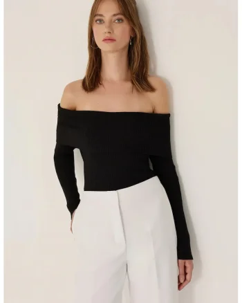 Top tricotat,  guler Madonna, umeri goi, negru, acril