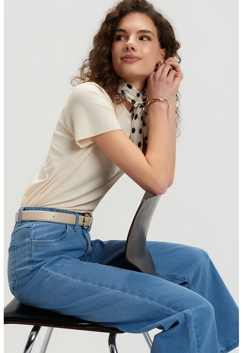 Tricou slim-fit cu decolteu la baza gatului, Crem