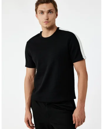 Tricou cu decolteu la baza gatului si maneci cu benzi contrastante, Negru