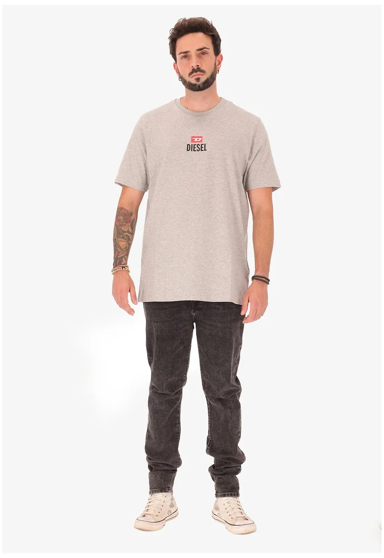 Tricou cu decolteu la baza gatului si logo pe piept, Gri