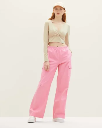 Pantaloni cu croiala ampla si buzunare