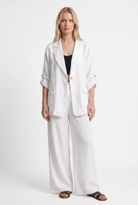 Compleu din in alb, sacou lejer si pantaloni largi, stil minimalist elegant