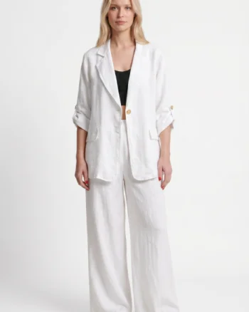 Compleu din in alb, sacou lejer si pantaloni largi, stil minimalist elegant