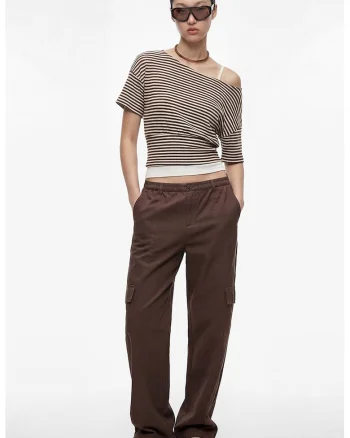 Tricou crop cu dungi si decolteu pe umeri, Alb fildes/Maro cafeniu
