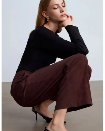 Pantaloni dama,  cu talie inalta, croiala larga, maro mocha inchis, imitatie de piele intoarsa