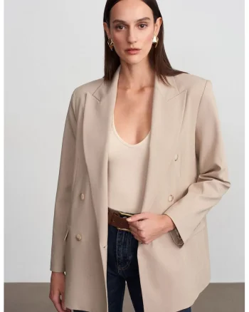 Sacou lung din crep  bej natural, cu buton, pentru femei
