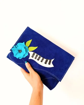 Poseta handmade din piele naturala albastru electric, cu trandafir si pian