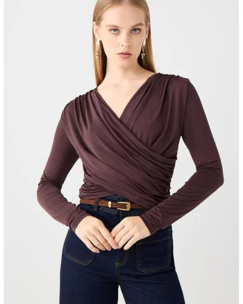 Bluza cu decolteu cache-coeur, Maro